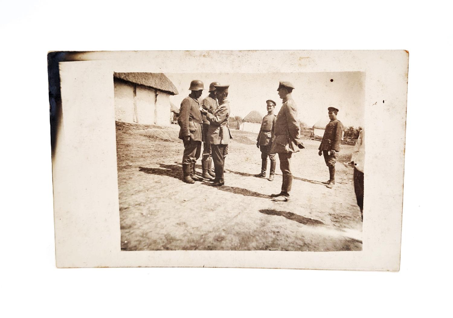militaria : Photo carte allemande WWI remise de croix de fer Stahlhelm