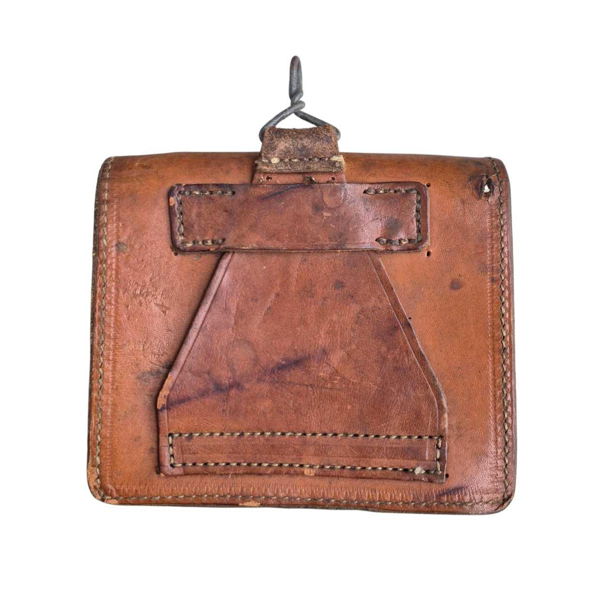 militaria : Cartouchiére Lebel traversée par un éclat
