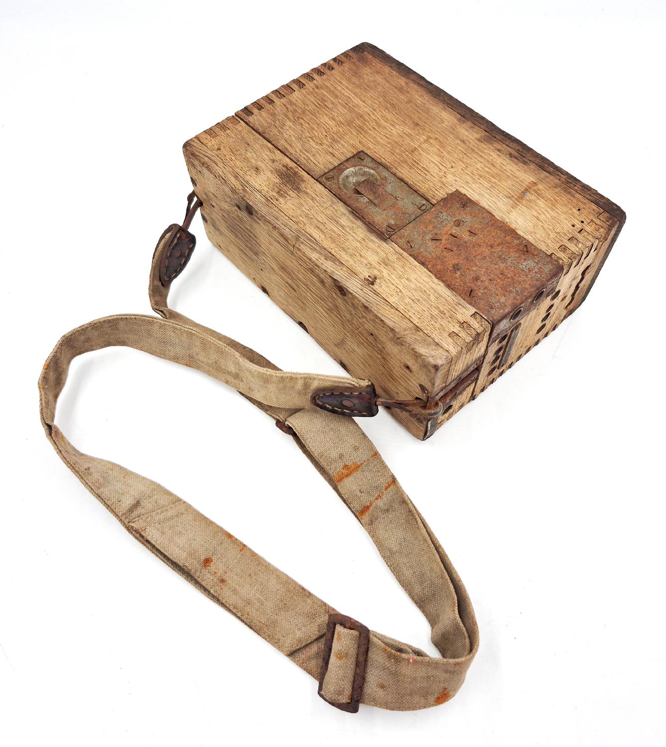 militaria : Boîte à Batterie + sangle Brotbeutel