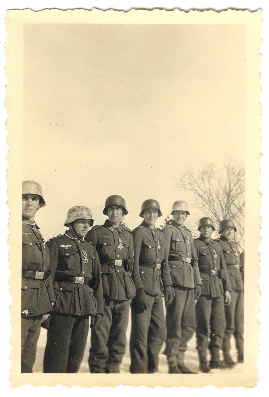 militaria : Photo allemande WW2 casques camouflés / remise croix de fer