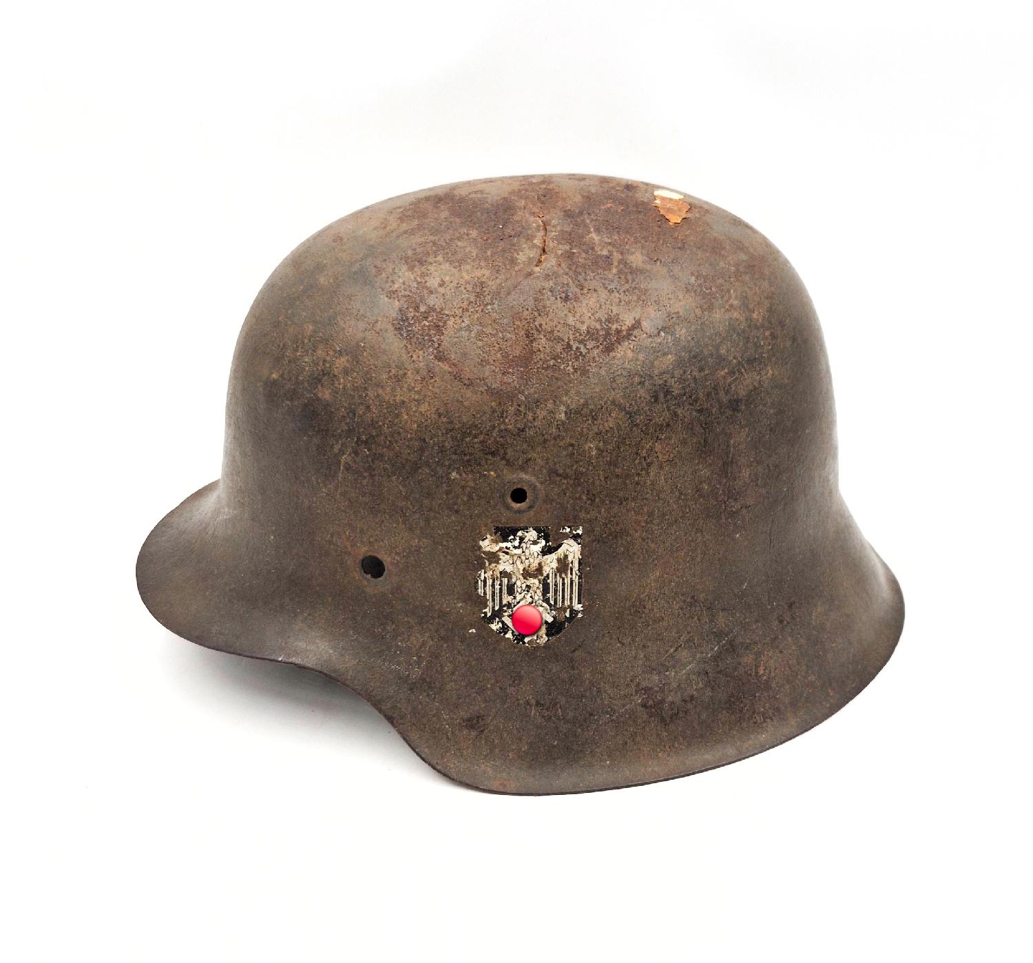 militaria : Coque modèle 42 Heer avec insigne