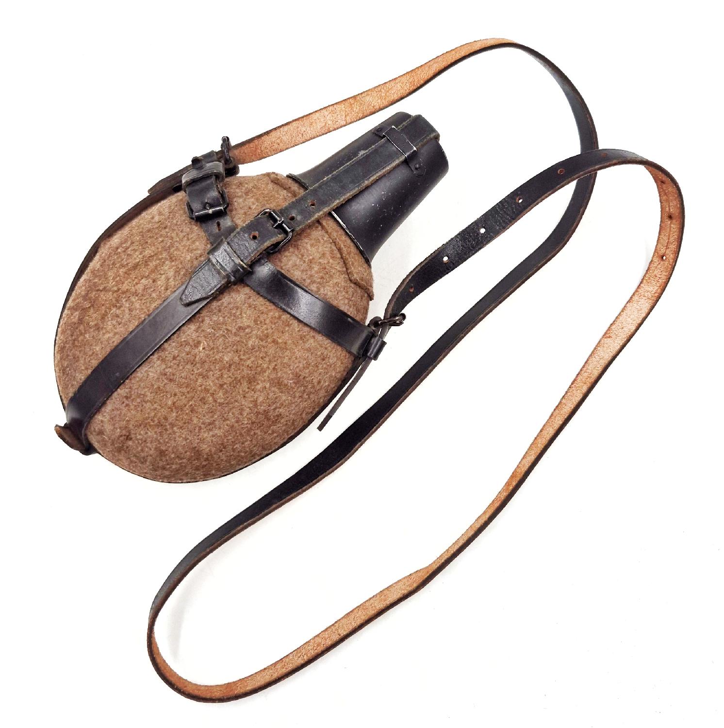militaria : Bidon allemand Infirmier / Gebirsjäger avec quart 
